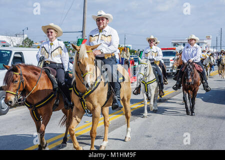 Miami Florida,Homestead,Rodeo Parade,partecipante,tradizione comunitaria,squadra equestre,cavalli,vestito occidentale,FL080126009 Foto Stock