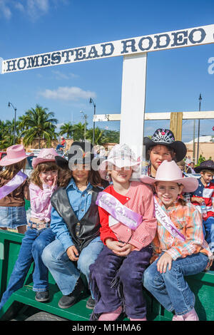 Miami Florida,Homestead,Rodeo Parade,partecipante,tradizione della comunità,galleggiante,vestito occidentale,ragazze,sashes,cappelli cowboy,segno,galleggiante,FL080126013 Foto Stock