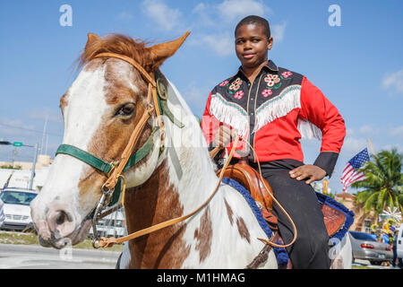 Miami Florida,Homestead,Rodeo Parade,partecipante,tradizione comunitaria,cowboy,ragazzi adolescenti ragazzi ragazzi ragazzi ragazzi ragazzi ragazzi maschi bambini cavallo, Foto Stock