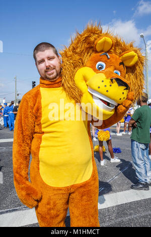 Miami Florida,Homestead,Rodeo Parade,partecipante,tradizione comunitaria,mascotte della scuola media,costume da leone,uomo maschio,FL080126026 Foto Stock