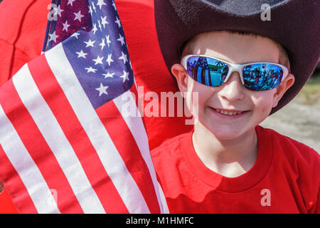 Miami Florida,Homestead,Rodeo Parade,partecipante,tradizione comunitaria,ragazzo ragazzi maschio bambini bandiera,rosso,bianco,blu,occhiali da sole,dimmle,patriottismo,FL0 Foto Stock