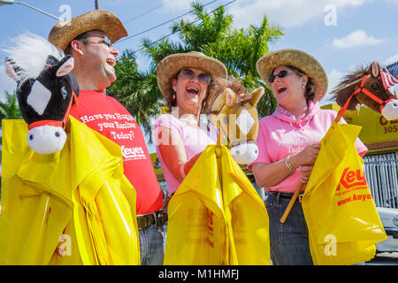 Miami Florida,Homestead,Rodeo Parade,partecipante,evento della comunità,tradizione,adulti,bastone cavallo cavalli,divertente,umorismo,umorismo,umorismo,umorismo,visitatori tra Foto Stock