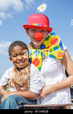 Miami Florida,Homestead,Rodeo Parade,partecipante,tradizione della comunità,ragazzo nero ragazzi ragazza maschio,ragazze femmina bambini clown,naso rosso,bowtie,sorrisi, Foto Stock