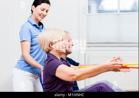 Coppia senior in fisioterapia fare esercizio con hula hoop Foto Stock