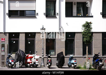 Mainz, Germania - 21 agosto 2017: scooter e biciclette e parcheggio su un edificio residenziale nel Holzhof Street nel centro di Mainz il 21 agosto 20 Foto Stock