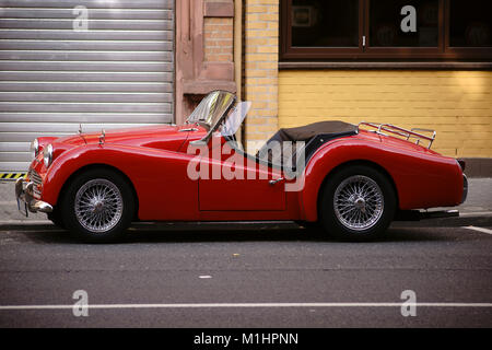 Mainz, Germania - 21 agosto 2017: la vista laterale di un rosso MGA Roadster sports car e auto classica il 21 agosto 2017 a Mainz. Foto Stock