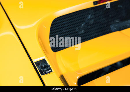 Giallo di lusso roadster frammento. Serratura del cofano. Car design italiano Foto Stock