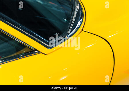 Parti del corpo di lusso giallo vintage roadster, car design italiano Foto Stock