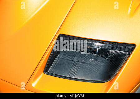 Faro del giallo di lusso roadster, car design italiano Foto Stock