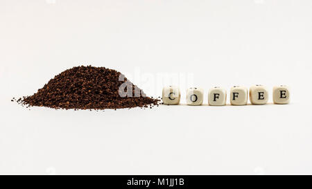 Mucchio di fondi di caffè su sfondo bianco con il caffè scritto Foto Stock