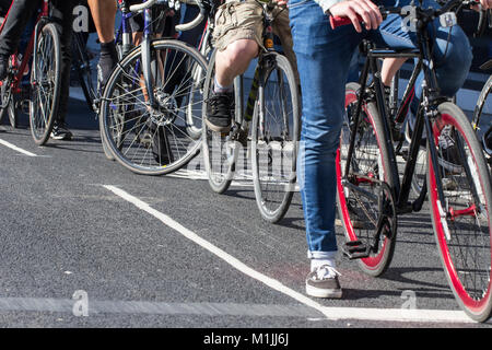 Londra ciclisti escursioni in bicicletta a lavorare lungo una pista ciclabile Foto Stock