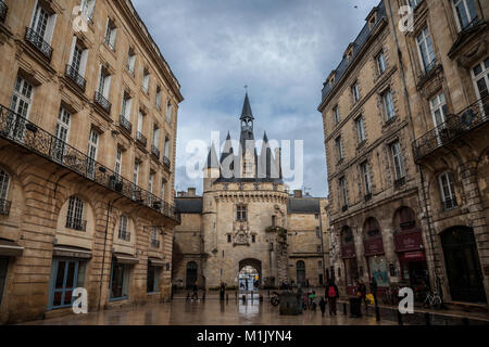 BORDEAUX, Francia - 26 dicembre 2017: Porte Cailhau (Cailhau porta) nel centro della città di Bordeaux. Questo gotico medievale gate è uno dei simboli di Foto Stock