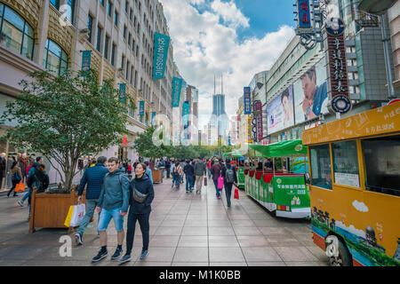 Le persone che visitano la Nanjing Road, la strada dello shopping di Shanghai Foto Stock