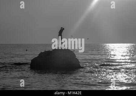 Il Monumento alla bagnante al tramonto, cielo sereno, Vasto (CH) , Abruzzo, Italia Foto Stock