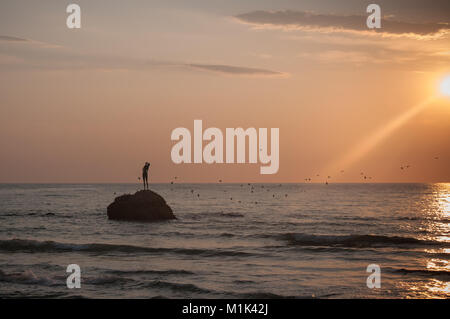 Il Monumento alla bagnante al tramonto, cielo sereno, Vasto (CH) , Abruzzo, Italia Foto Stock