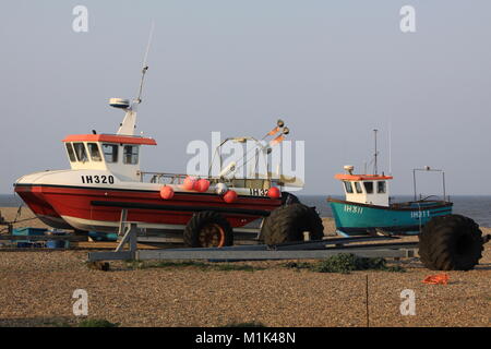 Barche di pescatori sulla spiaggia di Aldeburgh, Suffolk Foto Stock
