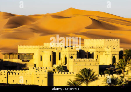 Hotel Qasr al Sarab, dune di sabbia del Rub Al Khali Desert in background, Abu Dhabi, Emirati Arabi Uniti, Medio Oriente Foto Stock