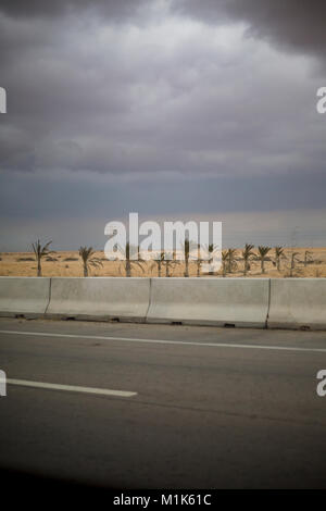 Bordo dell'autostrada / autostrada in Egitto Foto Stock