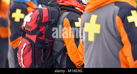 Primo soccorso pattuglia di sci con zaini e ingranaggio. Alberta, Canada. Foto Stock