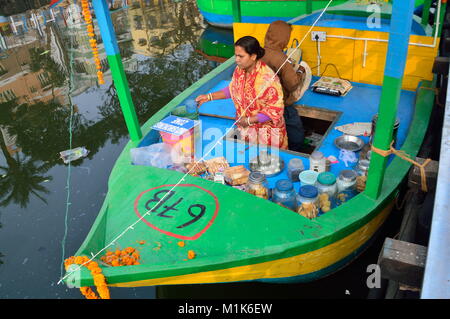 Mercato galleggiante in Kolkata Foto Stock