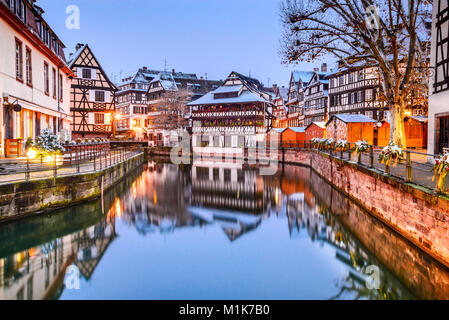 Strasburgo, Francia. Mercatino di Natale nel vecchio quartiere di Petite France di Strassburg in Alsazia. Foto Stock