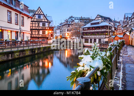 Strasburgo, Francia. Mercatino di Natale nel vecchio quartiere di Petite France di Strassburg in Alsazia. Foto Stock