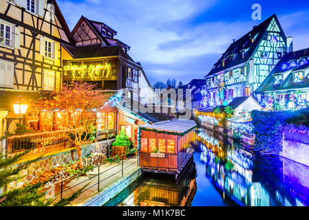 Colmar, Alsazia, Francia. Gingerbread case aggiungi natale decorazione di artigiani locali, famosa in Europa. Foto Stock