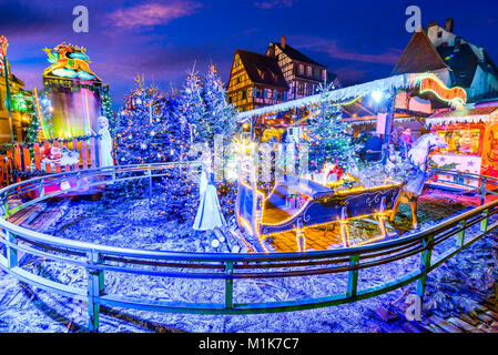 Colmar, Alsazia, Francia. Gingerbread case aggiungi il Mercatino di Natale di artigiani locali, famosa in Europa. Foto Stock