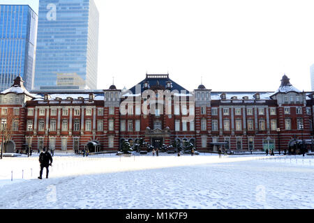 Coperte di neve alla stazione di Tokyo. La mattina successiva dopo la nevicata ha colpito Tokyo. Foto Stock