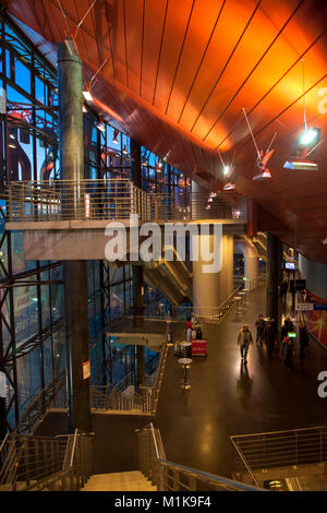 Germania, Colonia, scale presso la Lanxess Arena (l'Arena di Colonia) nella città quartiere Deutz. Deutschland, Koeln, Treppen in der Lanxess Arena (Koeln sono Foto Stock