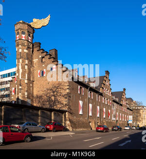 Germania, Colonia, colonia del museo della città con l'auto alato da HA Schult sulla sommità della torre. Deutschland, Koeln, Koelnisches Stadtmuseum mit dem Flueg Foto Stock