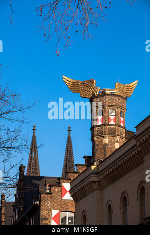 Germania, Colonia, l'alato auto da HA Schult sulla sommità della torre della città di Colonia Museum, guglie del Duomo. Deutschland, Koeln, das canna fumaria Foto Stock