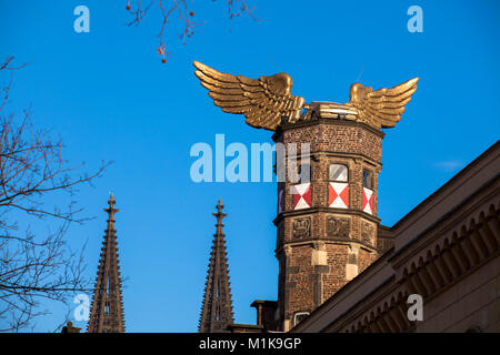 Germania, Colonia, l'alato auto da HA Schult sulla sommità della torre della città di Colonia Museum, guglie del Duomo. Deutschland, Koeln, das canna fumaria Foto Stock