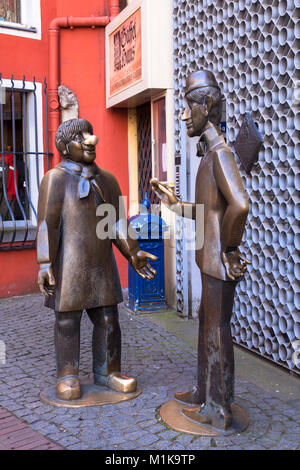 Germania, Colonia, Tuennes e Schael monumento nella parte vecchia della città, queste statue personifica il tipico cittadino di Colonia, dello scultore Wolfgang Foto Stock