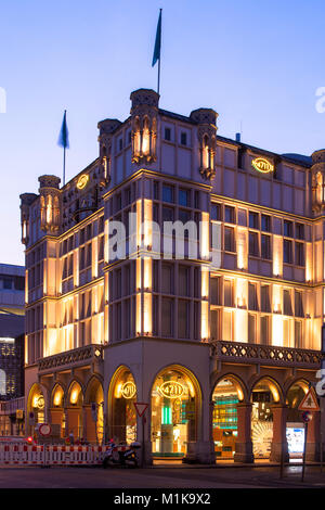 Germania, Colonia, il 4711 casa in Glockengasse, casa ancestrale della fabbrica di profumo Muelhens. Deutschland, Koeln, das 4711-Haus in der Glocke Foto Stock