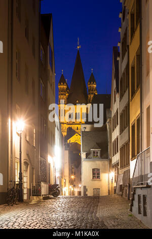 Germania, Colonia, la corsia auf dem Rothenberg nella parte vecchia della città, vista al lordo della chiesa di San Martino. Deutschland, Koeln, die Gasse auf dem Foto Stock