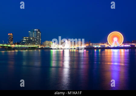 Germania, Colonia, vista sul fiume Reno alla kermesse nel quartiere Deutz, a sinistra la Torre CologneTriangle e Lanxess Tower, Deutzer br Foto Stock