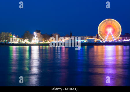 Germania, Colonia, vista sul fiume Reno alla kermesse nel quartiere Deutz. Deutschland, Koeln, Blick ueber den Rhein auf die Kirmes Stadtt im Foto Stock