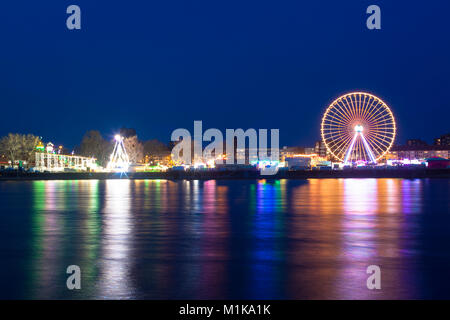 Germania, Colonia, vista sul fiume Reno alla kermesse nel quartiere Deutz. Deutschland, Koeln, Blick ueber den Rhein auf die Kirmes Stadtt im Foto Stock