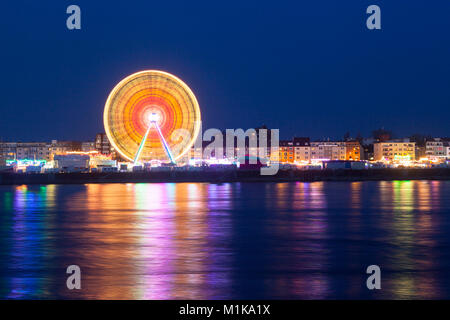 Germania, Colonia, vista sul fiume Reno alla kermesse nel quartiere Deutz. Deutschland, Koeln, Blick ueber den Rhein auf die Kirmes Stadtt im Foto Stock