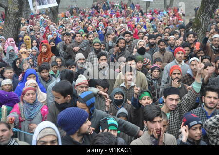 Migliaia di piangere come il funerale di civili Rayees Ganie, 19, è in corso in Shopian quartiere di South Kashmir in India il 31 gennaio 2018. Foto Stock