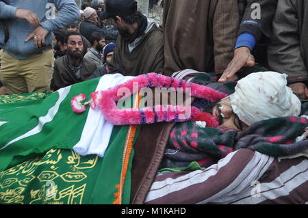 Migliaia di piangere come il funerale di civili Rayees Ganie, 19, è in corso in Shopian quartiere di South Kashmir in India il 31 gennaio 2018. Foto Stock