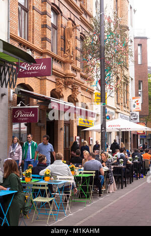 Germania, Colonia, caffetterie e ristoranti a Aachener street vicino a Rudolf square. Deutschland, Koeln, Strassencafes und Ristoranti an der Foto Stock