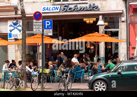 Germania, Colonia, cafe Salon Schmitz a Aachener street vicino a Rudolf square. Deutschland, Koeln, Cafe Salon Schmitz an der Aachener Strasse nahe R Foto Stock