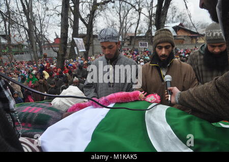 Migliaia di piangere come il funerale di civili Rayees Ganie, 19, è in corso in Shopian quartiere di South Kashmir in India il 31 gennaio 2018. Foto Stock