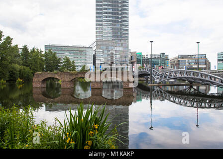Germania, Colonia, vecchio viadotto, bridge e la Torre di Colonia al Mediapark. Deutschland, Koeln, altes Viadukt, Bruecke und KoelnTurm im Mediapark. Foto Stock
