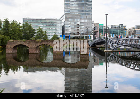 Germania, Colonia, vecchio viadotto, bridge e la Torre di Colonia al Mediapark. Deutschland, Koeln, altes Viadukt, Bruecke und KoelnTurm im Mediapark. Foto Stock