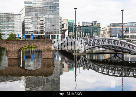 Germania, Colonia, vecchio viadotto, bridge e la Torre di Colonia al Mediapark. Deutschland, Koeln, altes Viadukt, Bruecke und KoelnTurm im Mediapark. Foto Stock