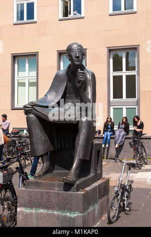 Germania, Colonia, Albertus-Magnus monumento di fronte all'edificio principale dell'Università di Colonia nel quartiere Lindenthal. Deutschland, Koeln Foto Stock