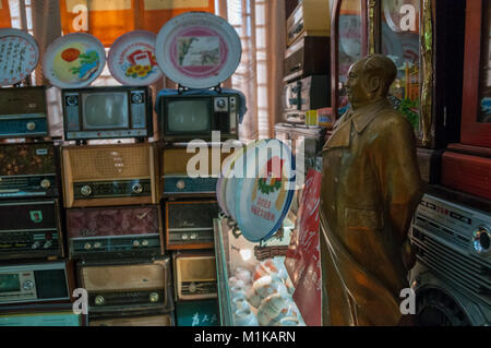 Una statua del presidente Mao con una raccolta dei primi apparecchi radio, televisori e altri articoli a partire già dai primi anni della Cina comunista. Parte di Jiangu Wu Foto Stock